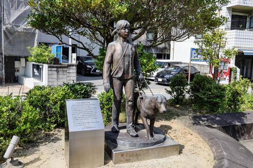 少女と盲導犬の像 少女と盲導犬の像 少女,乙女,盲導犬の写真素材