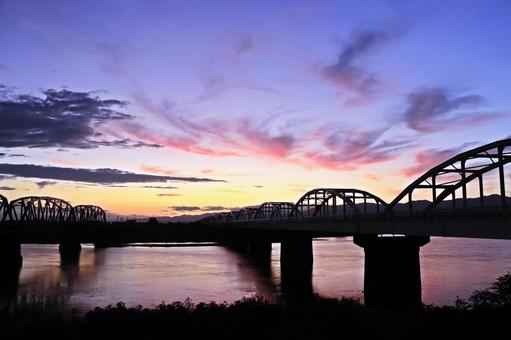朝焼けと鉄橋と川 朝焼け,早朝,朝陽の写真素材