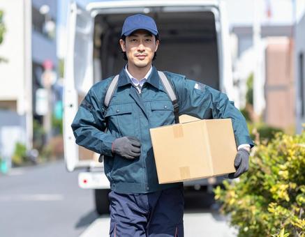 宅配ドライバーとして頑張る男性の配達風景 宅配ドライバーとして頑張る男性の配達風景の写真