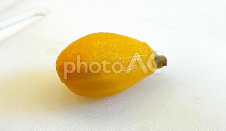 びわ（皮を剥いた状態、玉、右向き） びわ,琵琶,果物の写真素材