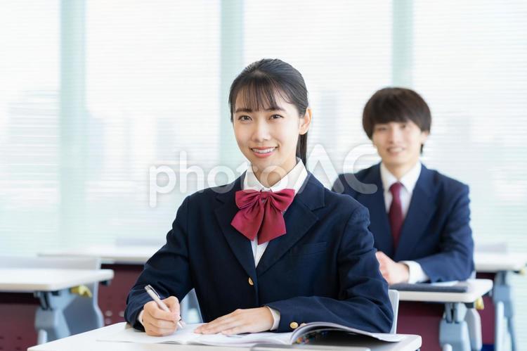学校で勉強をする男女の高校生 教育,塾,勉強の写真素材