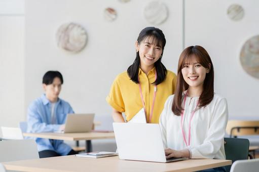 オフィスで働く若いビジネスウーマン オフィスで働く若いビジネスウーマン ビジネス,オフィス,若いの写真素材