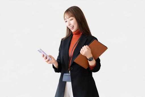 スマホを使う笑顔の女性・ビジネスウーマン スマホを使う笑顔の女性・ビジネスウーマン 女性,スマホ,スマートフォンの写真素材