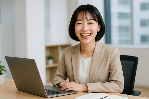喜ぶオフィス女性の写真