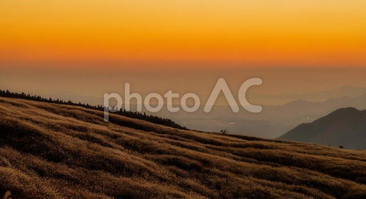 大地が映える夕焼け空 幻想的,夕焼け空,夕方の写真素材