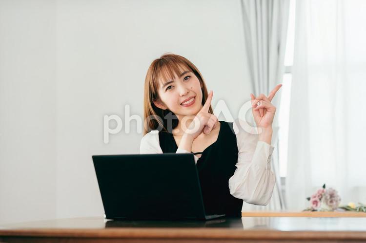 パソコンの前で指をさす女性 女性,在宅ワーク,話すの写真素材