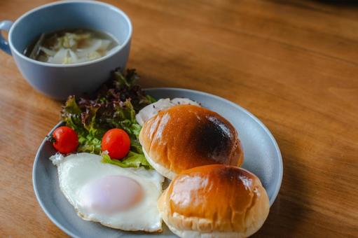 ロールパンの洋風朝食 ロールパンの洋風朝食 朝食,洋食,パンの写真素材