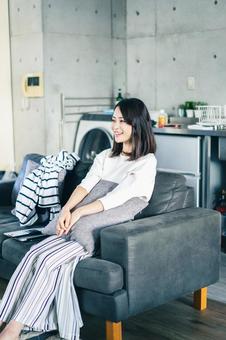 家でテレビを視聴する若い女性 家でテレビを視聴する若い女性 チャンネル,映画,ネットの写真素材