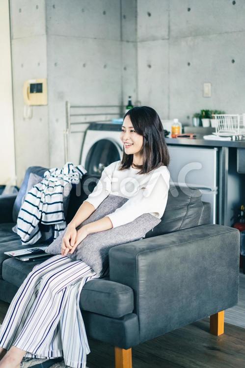 家でテレビを視聴する若い女性 チャンネル,映画,ネットの写真素材