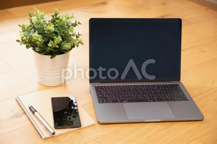 パソコンとスマートフォンの仕事場-茶色の木目デスク ビジネス,仕事,パソコンの写真素材