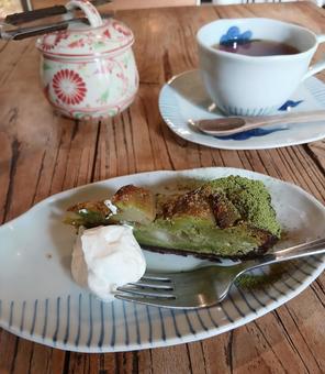 抹茶と栗のタルトケーキ(生クリームのせ) 抹茶,栗,タルトの写真素材