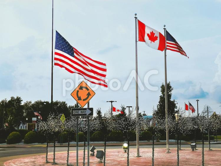 アメリカ　カナダ　国境　地方都市の公園 アメリカ国旗,アメリカ,カナダの写真素材
