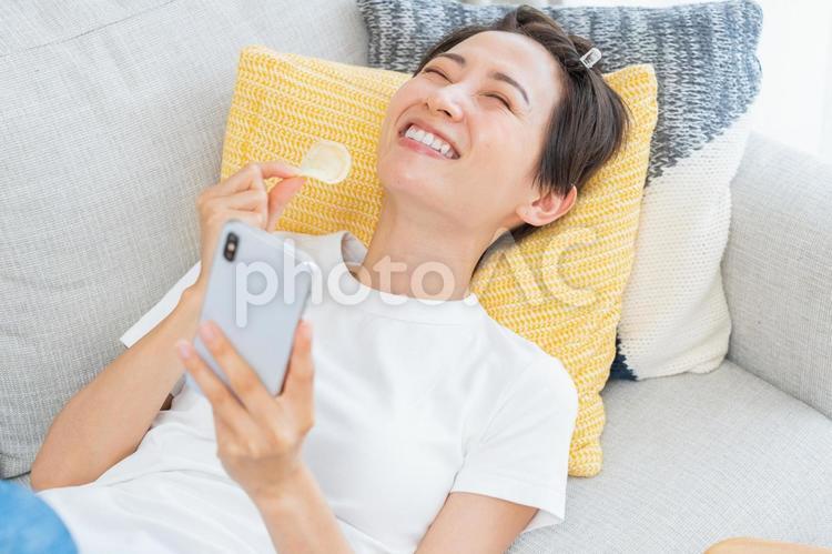 お菓子を食べる女性 ライフスタイル,暮らし,生活の写真素材