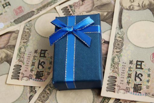お金と青いギフトボックス お金,ギフトボックス,青色の写真素材