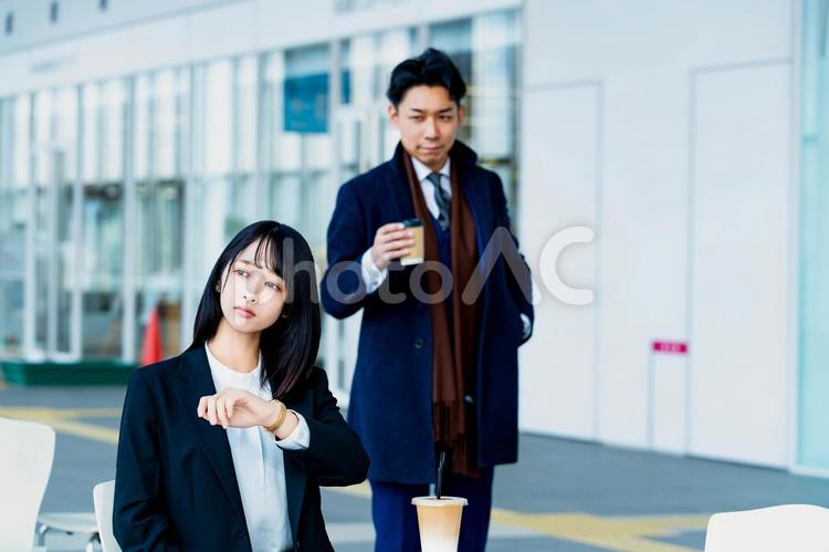 上司を待つ若いビジネスウーマン ビジネスウーマン,ビジネスマン,女性の写真素材