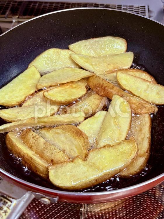 皮付きフライドポテト　揚げてる最中 フライドポテト,皮付きフライドポテト,揚げ物料理の写真素材