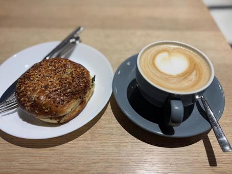 カフェラテ ベーグルサンド 朝食 カフェラテ ベーグルサンド 朝食 カフェラテ,ベーグルサンド,ベーグルの写真素材