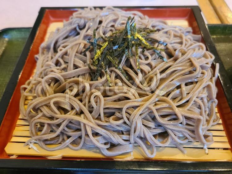 王道の田舎ざる蕎麦 田舎蕎麦,ざる蕎麦,手打ち蕎麦の写真素材