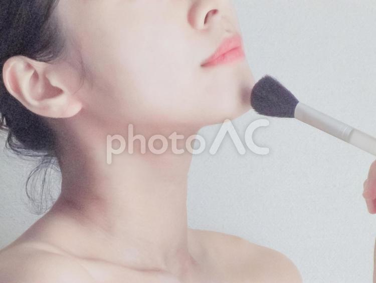 パウダーを塗る女性 女性,メイクブラシ,ブラシの写真素材