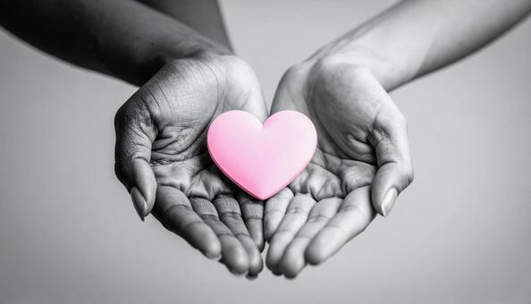 恋人イメージ　ハートを持つ男女の手の写真