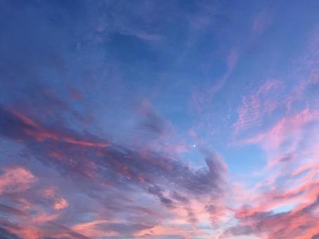夕焼けと月 夕焼けと月の写真