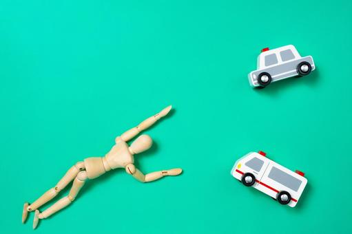倒れたデッサン人形と救急車とパトカー 倒れたデッサン人形と救急車とパトカー ヘルプ,help,パトカーの写真素材