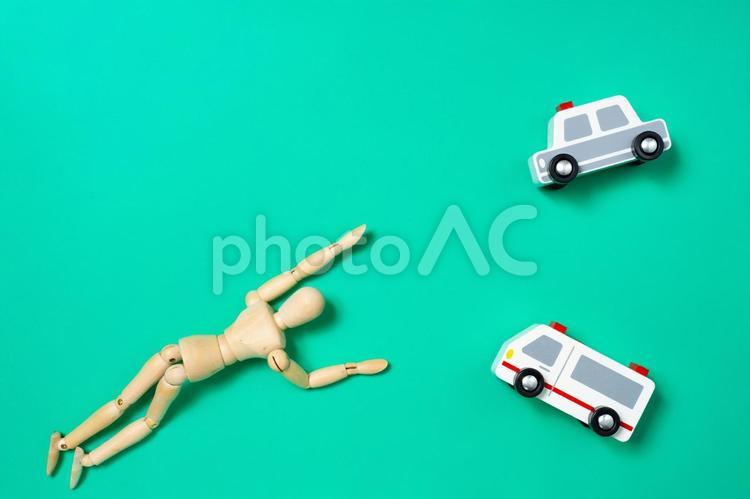 倒れたデッサン人形と救急車とパトカー ヘルプ,help,パトカーの写真素材