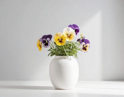 花瓶の中のパンジーの写真