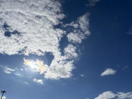 秋晴れの青空と流れる雲 秋晴れの青空と流れる雲の写真