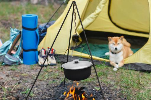 テント横の焚き火台とケトルの写真