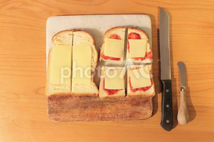 ピザトーストの作り方 食パン,パン切り包丁,包丁の写真素材