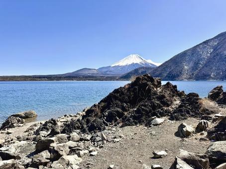 本栖湖畔から見る富士山 富士山,本栖湖,湖の写真素材