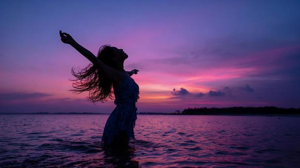 神秘的な水面のシルエットの写真