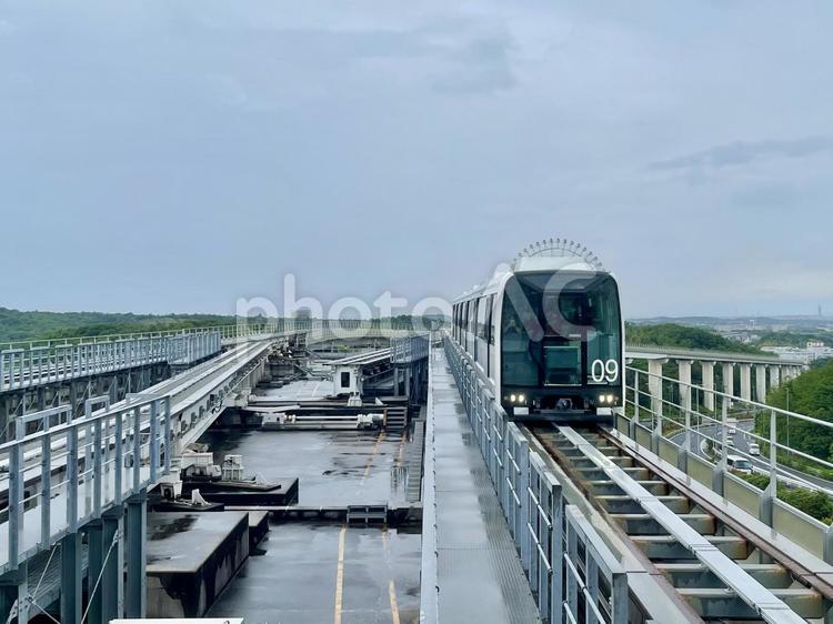 愛・地球博記念公園駅に到着するリニモ リニモ,愛・地球博記念公園,愛知高速交通の写真素材