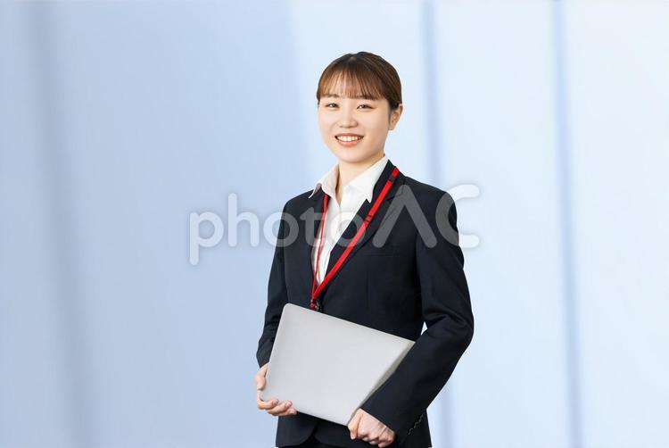 ノートパソコンを持つビジネスウーマン 女性,ビジネス,仕事の写真素材