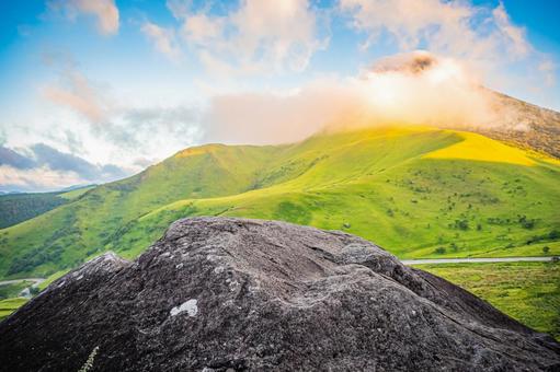 大分県　由布シルキーロードと由布岳の絶景 由布シルキーロード,由布岳,湯布院の写真素材