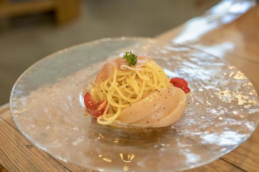 夏にぴったりの桃と生ハムの冷製パスタ 夏にぴったりの桃と生ハムの冷製パスタの写真