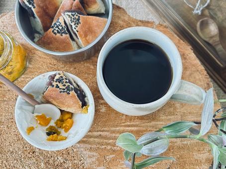三角にカットしたあんぱんとコーヒー 三角にカットしたあんぱんとコーヒー カフェ,おうちカフェ,休憩の写真素材