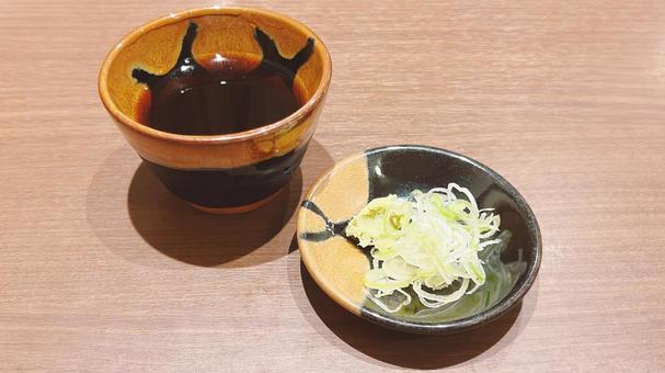 そばつゆと薬味 そばつゆと薬味 そばつゆ,薬味,わさびの写真素材