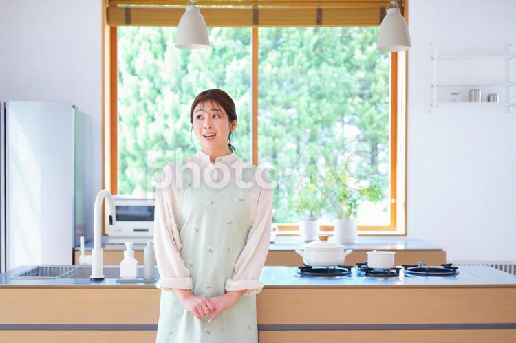 横を見るエプロンの女性 女性,横を見る,母の写真素材