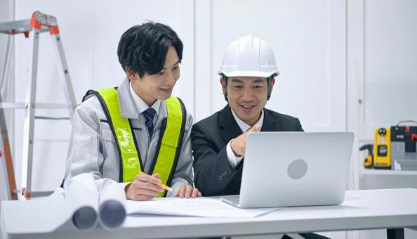 パソコンに向かう工務店の男性の写真