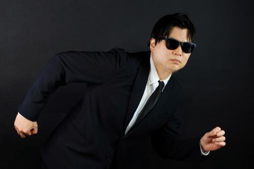 黒スーツのサングラス男性 黒スーツのサングラス男性 男性,黒スーツ,サングラスの写真素材