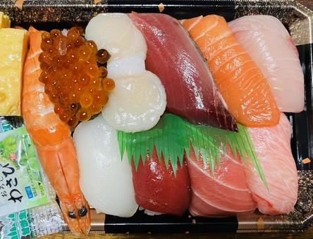 お魚屋さんの握り寿司 持ち帰り,サーモン,パックの写真素材