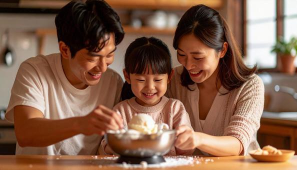 キッチンで手作りアイスクリームを作る親子 キッチンで手作りアイスクリームを作る親子の写真