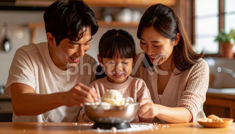 キッチンで手作りアイスクリームを作る親子 アイスクリーム,親子,女性の写真素材