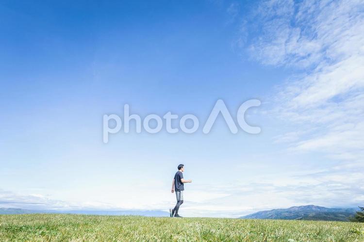 広い場所で運動する男性（歩く・横顔） 青空,運動,ウォーキングの写真素材