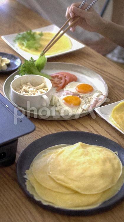 おうちクレープ 食事,クレープ,家族の写真素材