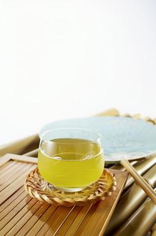 竹の縁台に置かれた冷茶とうちわ 竹の縁台に置かれた冷茶とうちわ 冷茶,縁台,うちわの写真素材