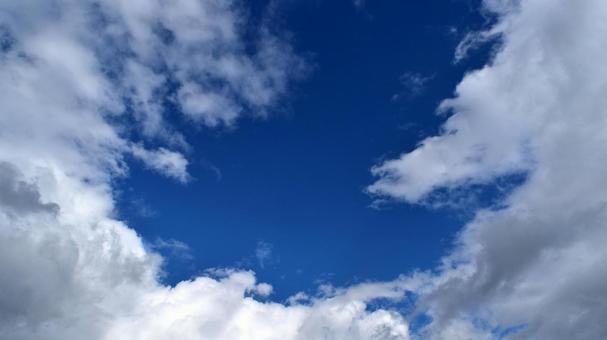 雲の隙間から覗く深い青空 空,青空,雲の写真素材
