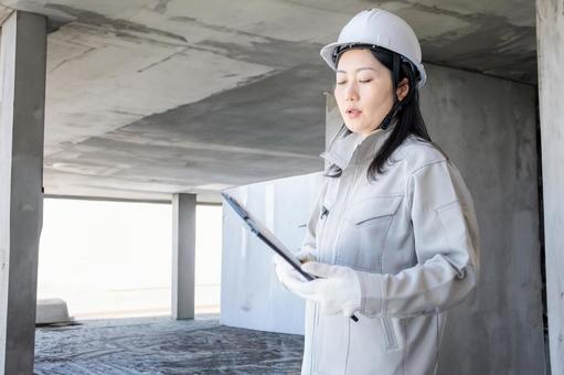 建設中のビルで働く女性 建設,監督,工事現場の写真素材